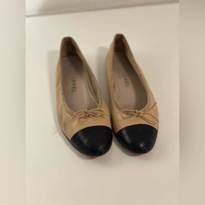Vintage pre-loved CHANEL cream and black ballerina flat/slipper. EU Size 40.5
